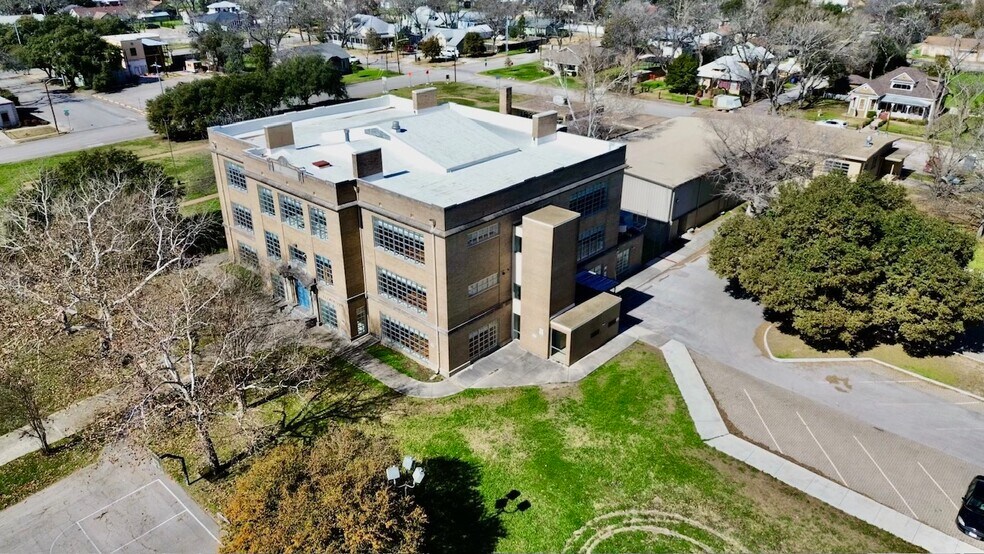 More Photos Of 216 E College St, Seguin Flex For Sale