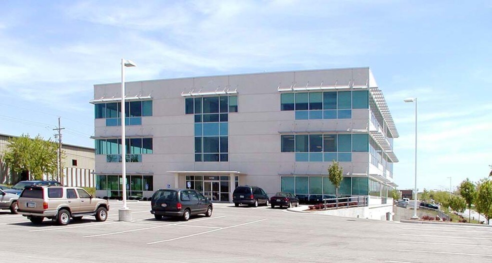 More Photos Of 15700 College Blvd, Lenexa Office For Lease