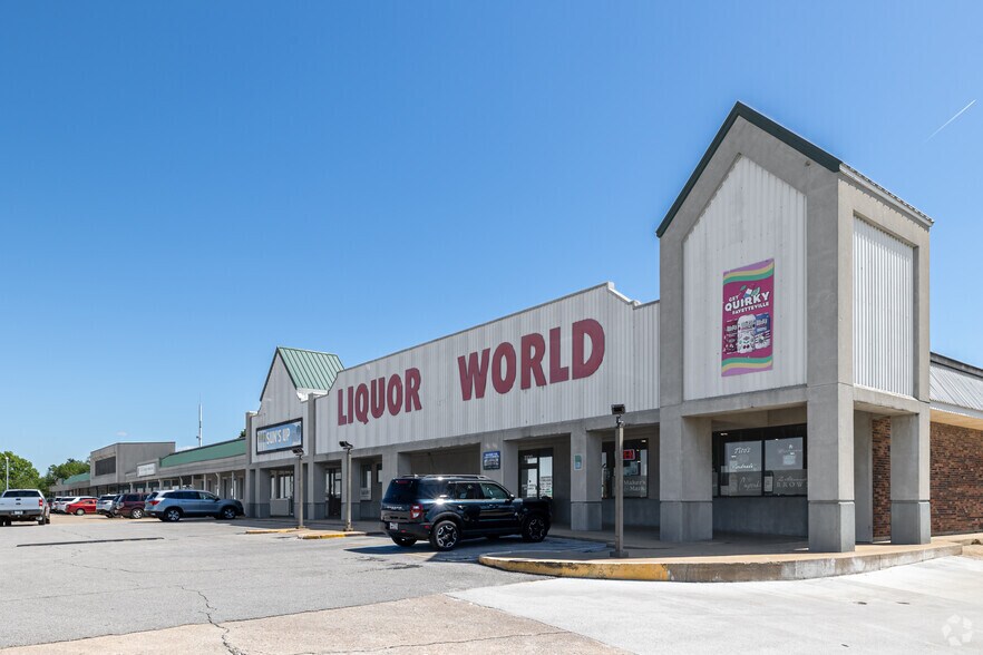 More Photos Of 3340 N College Ave, Fayetteville Storefront For Lease