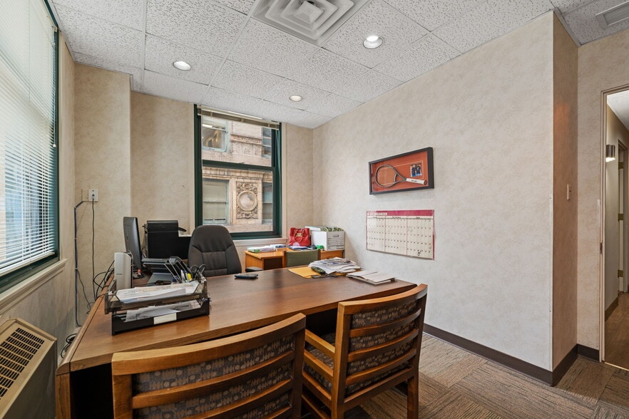 More Photos Of 50 E Washington St, Chicago Office For Sale