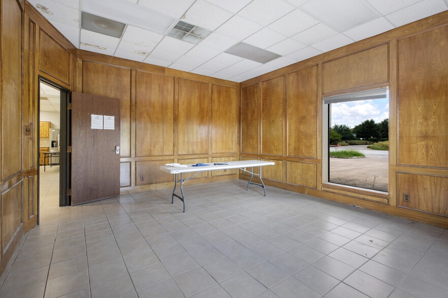 More Photos Of 31 Steel Rd, Wylie Manufacturing For Lease