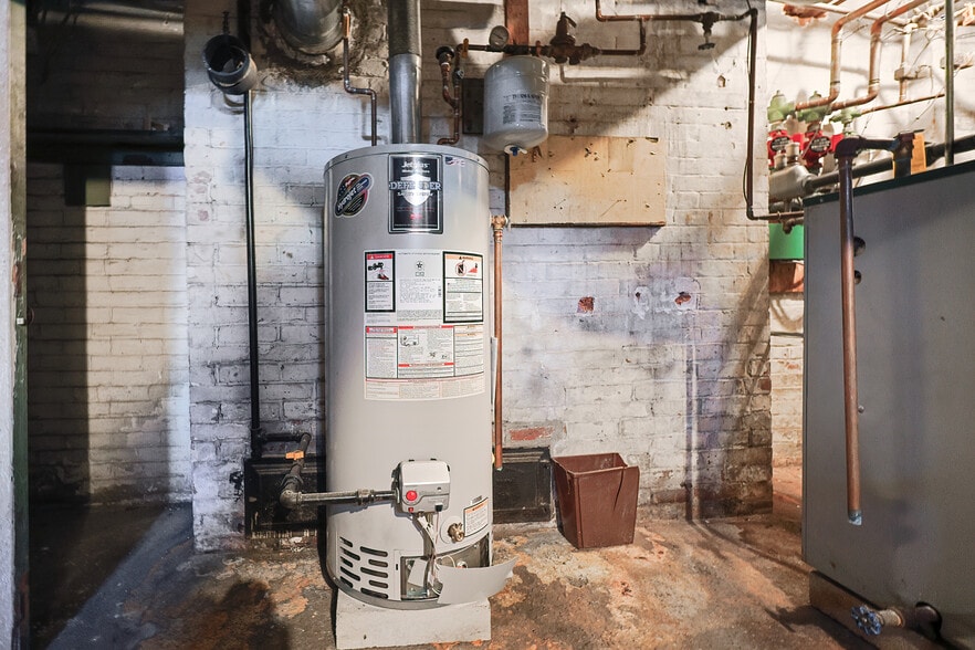 More Photos Of 1501 Lonsdale Ave, Lincoln General Retail For Sale