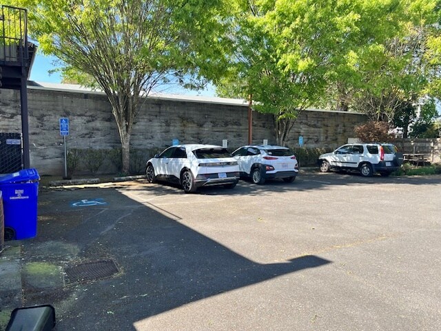 More Photos Of 3321-3327 SE Hawthorne St, Portland Freestanding For Lease