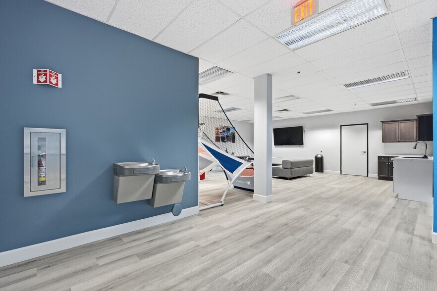 More Photos Of 3401 E Harbour Dr, Phoenix Light Manufacturing For Lease