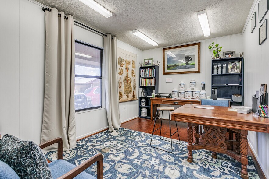 More Photos Of 901 Oak St, Jourdanton Freestanding For Sale