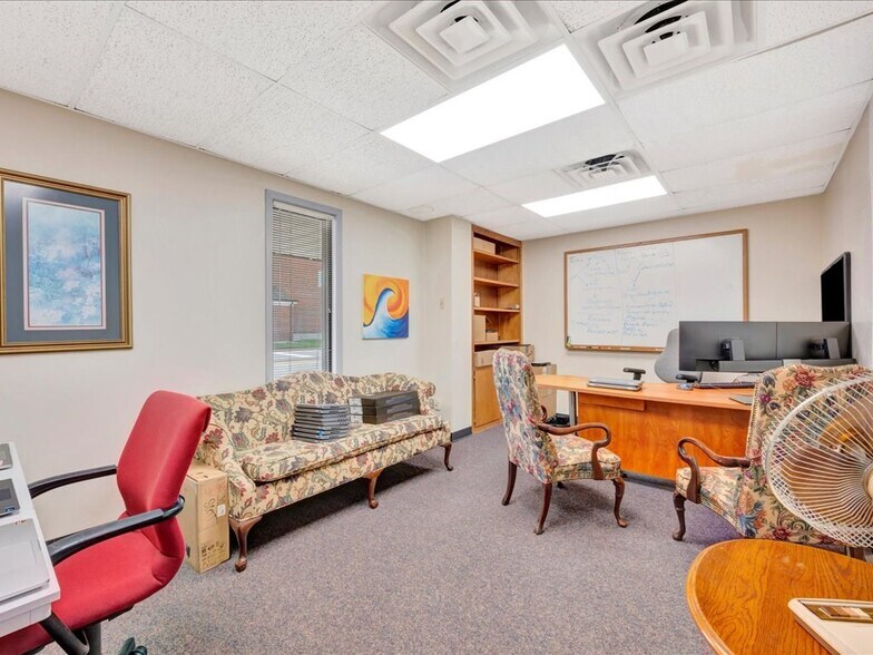 More Photos Of 321 N 1st St, Lufkin Office For Sale