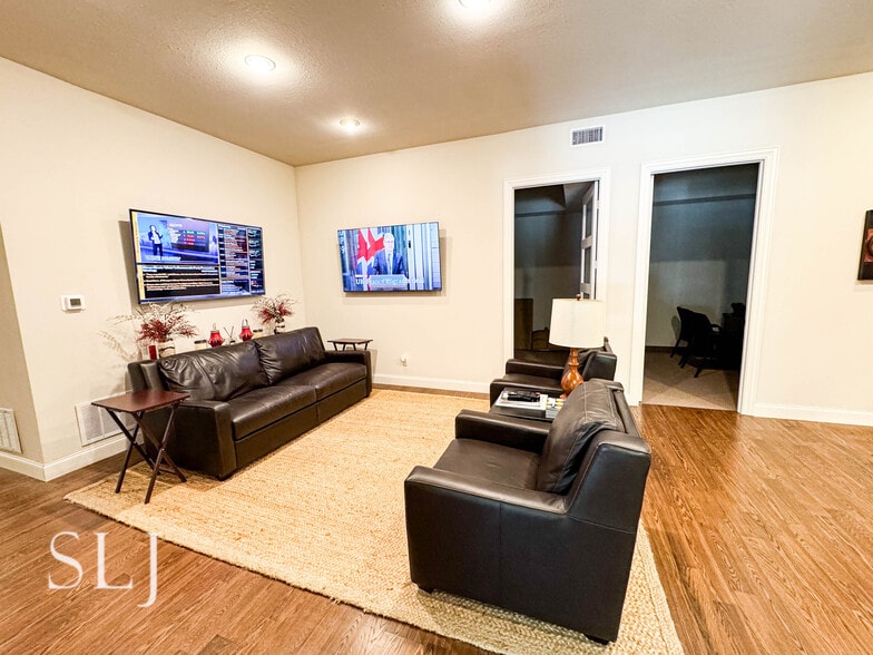 More Photos Of 4311 W Lovers Ln, Dallas Office For Lease