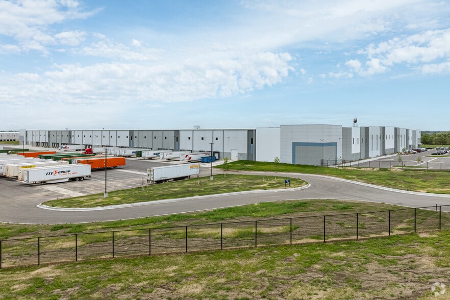 More Photos Of 1700 Commerce Dr, Raymore Distribution For Lease