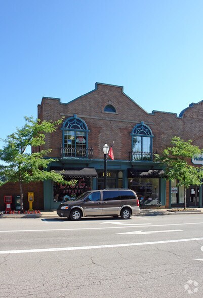 More Photos Of 101 Public Sq, Medina Storefront For Lease