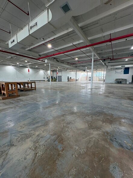 More Photos Of 4242 W Bryn Mawr Ave, Chicago Manufacturing For Lease