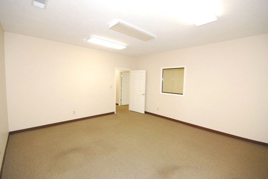 More Photos Of 2021-2027 Greystone Sq, Jackson Office For Lease