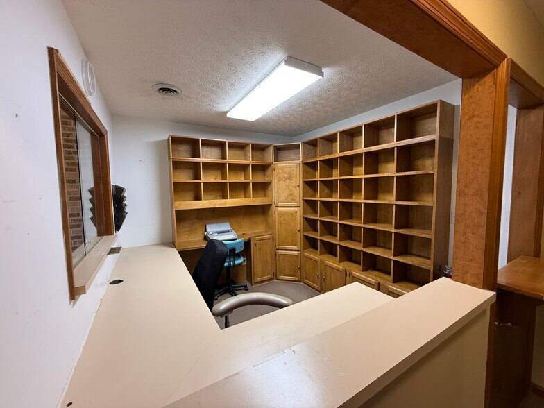 More Photos Of 508 Scarboro Ln, Oak Ridge Office For Sale