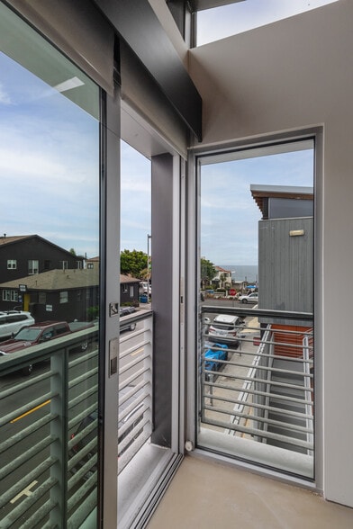 More Photos Of 1300 Highland Ave, Manhattan Beach General Retail For Sale