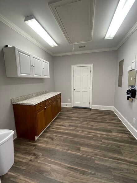 More Photos Of 327 Dahlonega St, Cumming Medical For Lease
