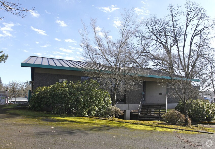 More Photos Of 6225 SE Lake Rd, Portland Office For Sale