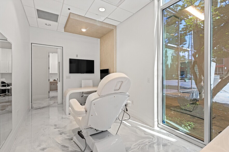 More Photos Of 250 Pharr Rd NE, Atlanta Apartments For Lease