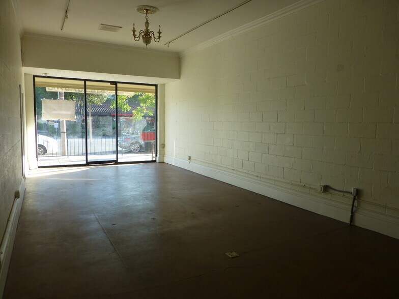 More Photos Of Busy Street Retail Small Rare Space, Thousand Oaks Storefront Retail Office For Lease