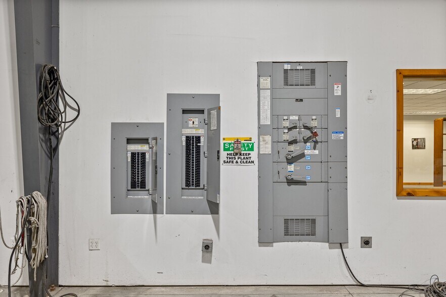 More Photos Of 9505 Emahiser rd, Caledonia Distribution For Sale