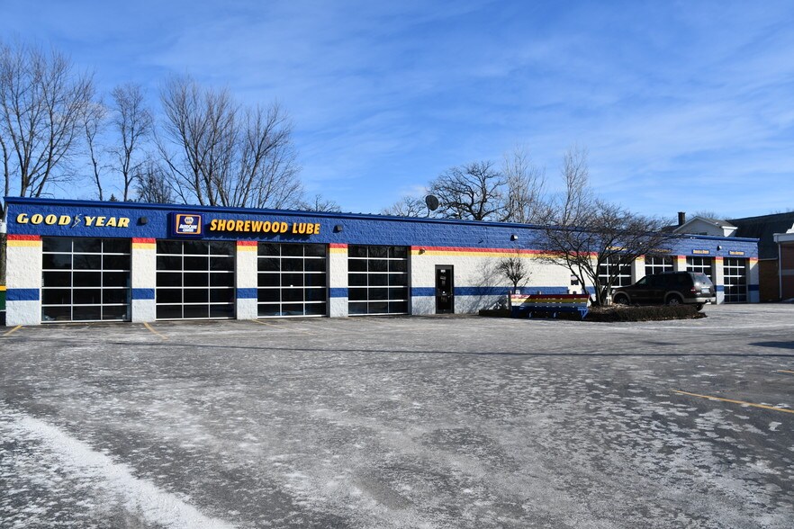 Primary Photo Of 722 Cottage St, Shorewood Auto Repair For Sale