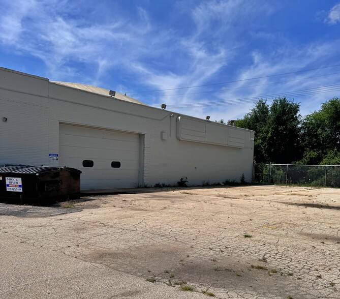More Photos Of 2620 Auburn St, Rockford Manufacturing For Lease