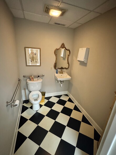 More Photos Of 1022 Hutton Ln, High Point Office For Sale