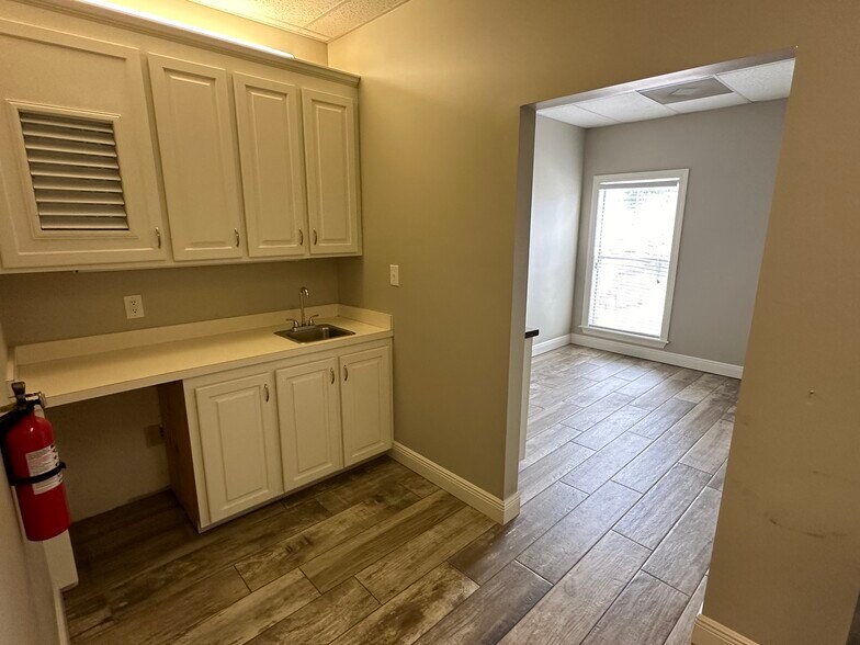 More Photos Of 1350 W Government St, Brandon Office For Lease