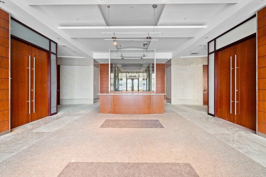 More Photos Of 8585 Rte Transcanadienne, Montréal Office For Lease