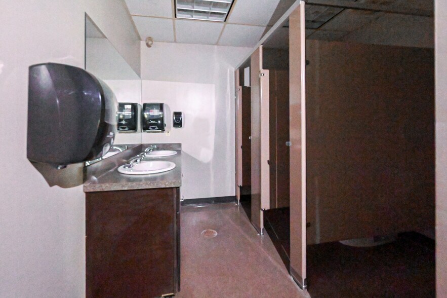 More Photos Of 20 Willow Springs Cir, York Warehouse For Lease