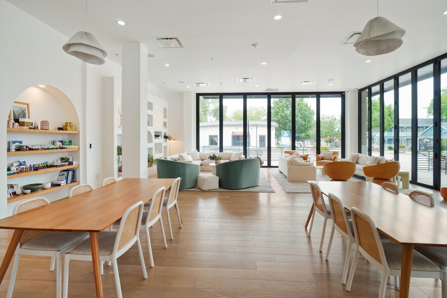 More Photos Of 409 N Oak St, Roanoke Storefront Retail Office For Lease