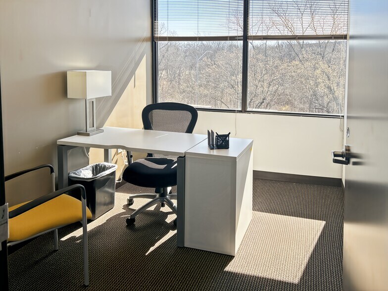 More Photos Of 800 E 101st Ter, Kansas City Coworking Space