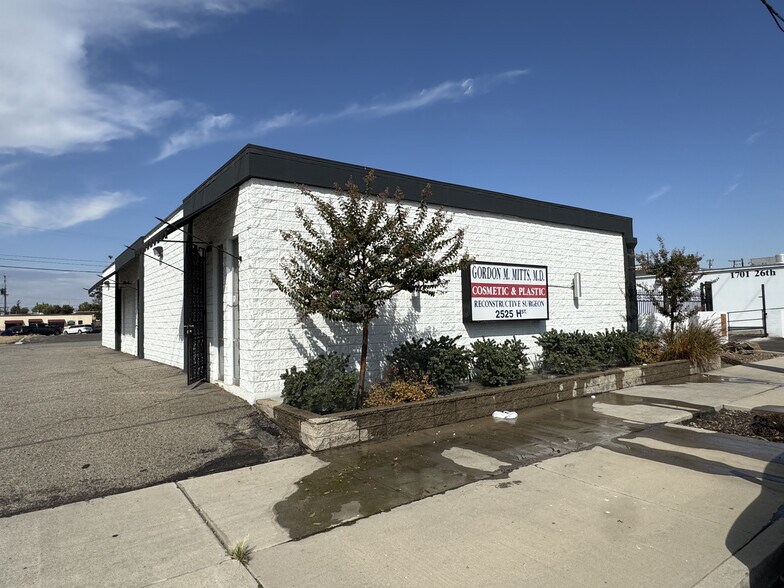 Primary Photo Of 2525 H St, Bakersfield Medical For Sale