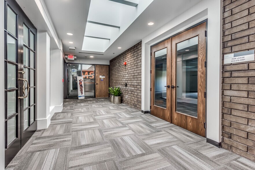 More Photos Of 12125 Woodcrest Executive Dr, Saint Louis Office For Lease