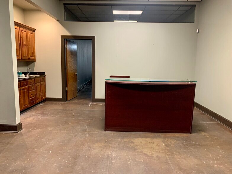 More Photos Of 2703 Chalk Hill Rd, Dallas Warehouse For Sale