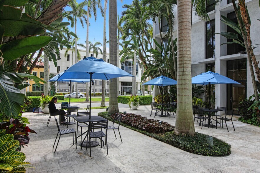 More Photos Of 251A Royal Palm Way, Palm Beach Parking Garage For Lease