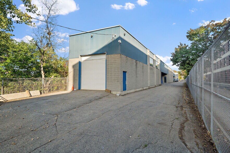 More Photos Of 403-409 Rue Saint-Roch, Montréal Warehouse For Lease