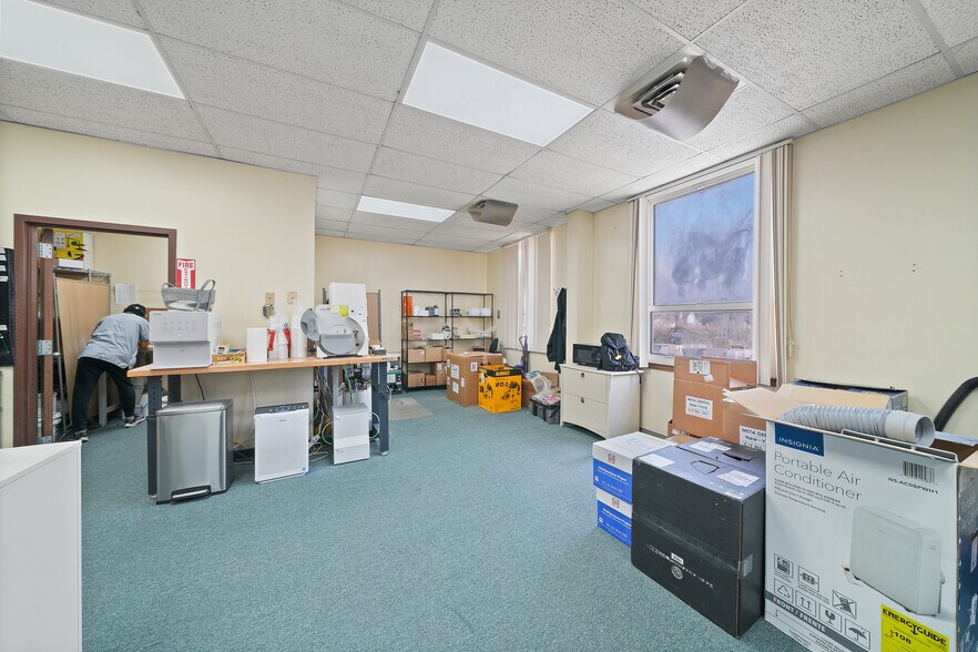 More Photos Of 75 Armour Pl, Dumont Manufacturing For Sale