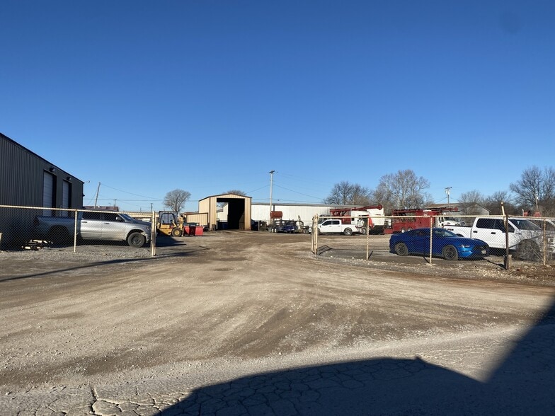 More Photos Of 201 NE 4TH St, Lindsay Manufacturing For Sale