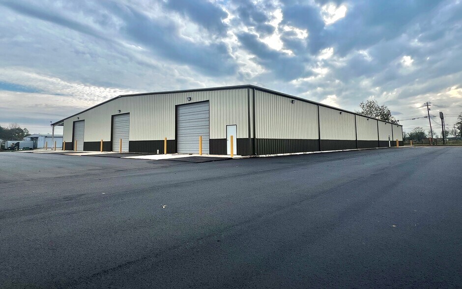More Photos Of 1570 Parker Ln, Enterprise Warehouse For Lease