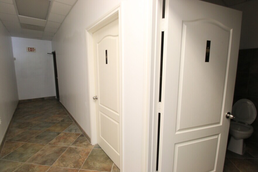 More Photos Of 5905 Winsome Ln, Houston Office For Sale