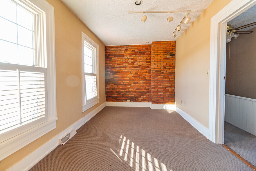 More Photos Of 323 S Main St, Zelienople Office Residential For Lease