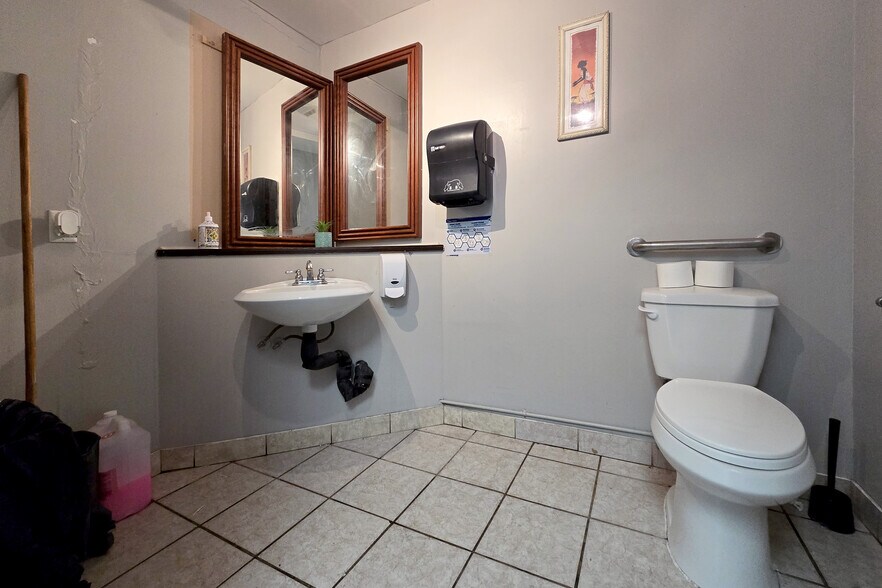 More Photos Of 2019 Bank St, Ottawa Apartments For Sale