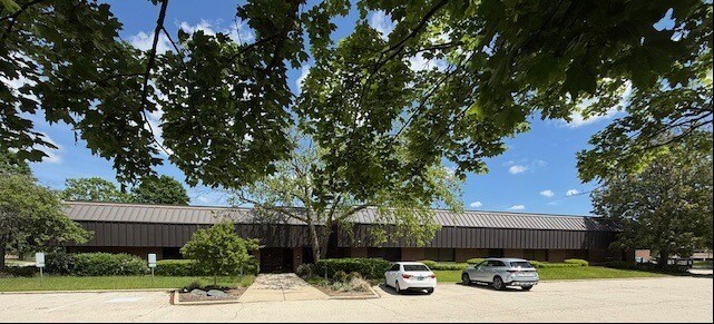 More Photos Of 425 Barclay Blvd, Lincolnshire Research And Development For Lease