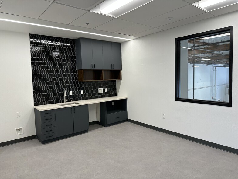 More Photos Of 8985 Crestmar Pt, San Diego Manufacturing For Lease