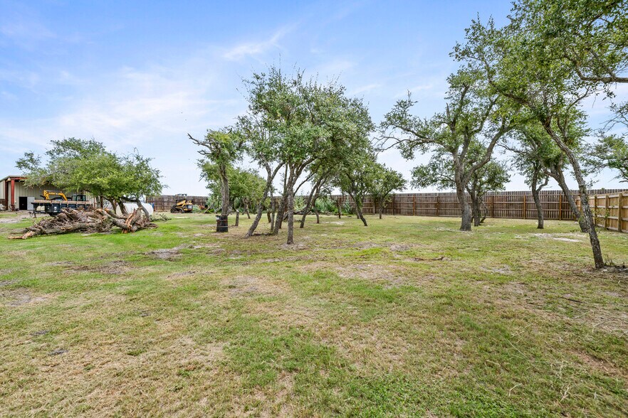 More Photos Of 2590 TX-35 Bypass, Aransas Pass Manufacturing For Sale