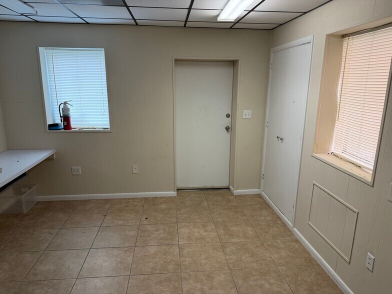More Photos Of 2708 NE 21st Way, Gainesville Warehouse For Lease