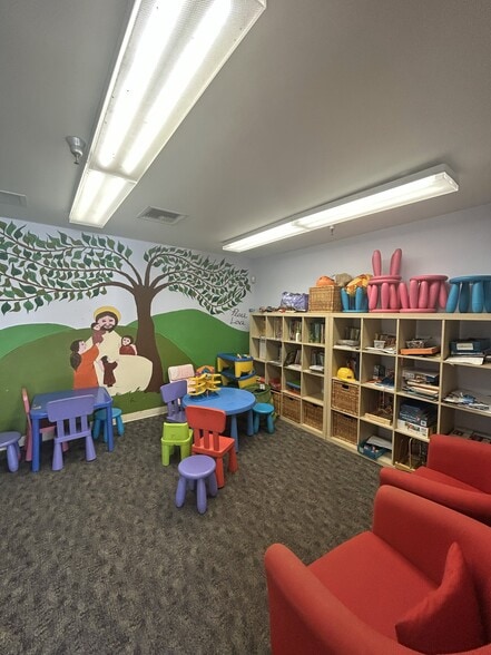 More Photos Of 556 W Glenoaks Blvd, Glendale Religious Facility For Lease