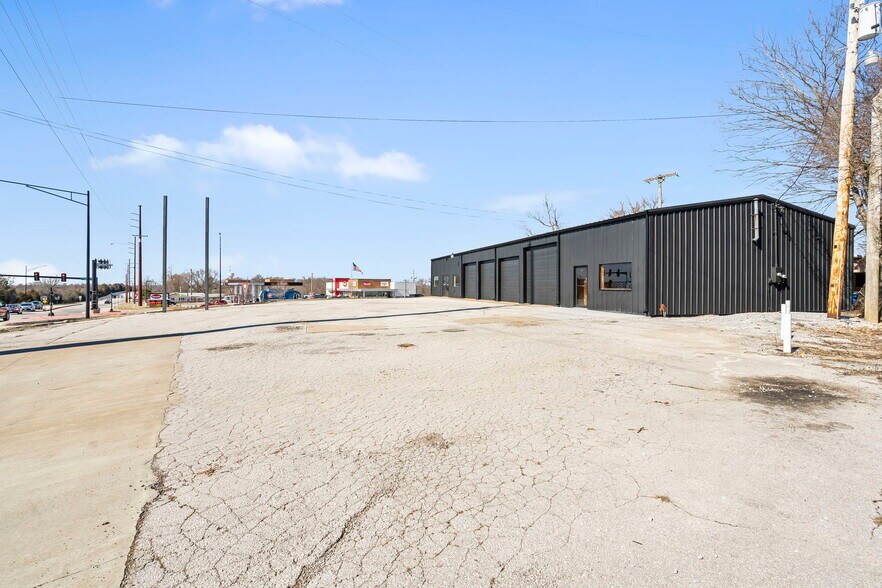 More Photos Of 203 South St, Ozark Auto Dealership For Sale