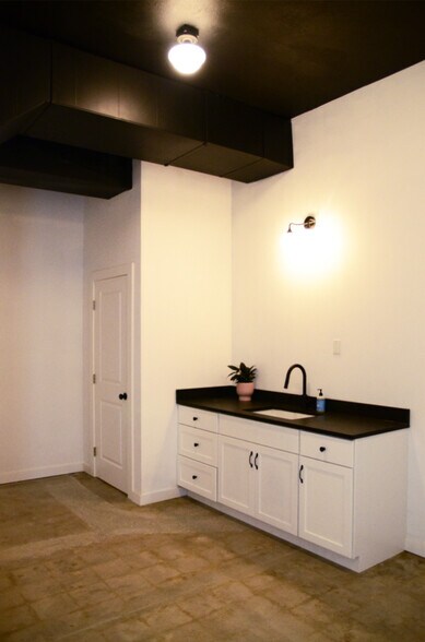 More Photos Of 500 S 20th St, Fort Smith Flex For Lease