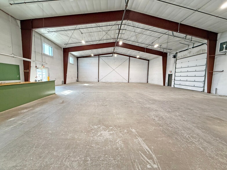 More Photos Of 3 Aviation Park Dr, Londonderry Service For Lease