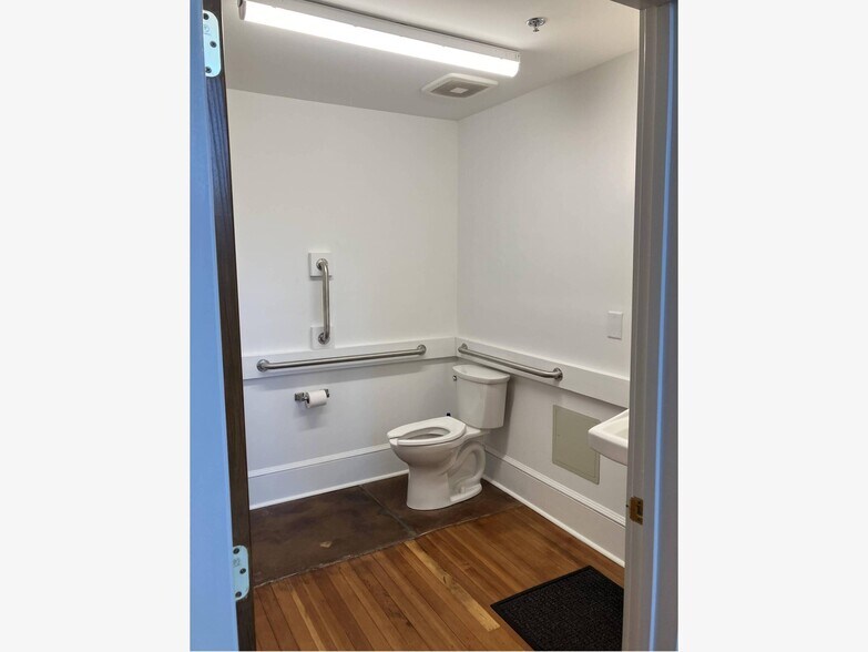 More Photos Of 212 S Center St, Statesville Storefront Retail Office For Lease